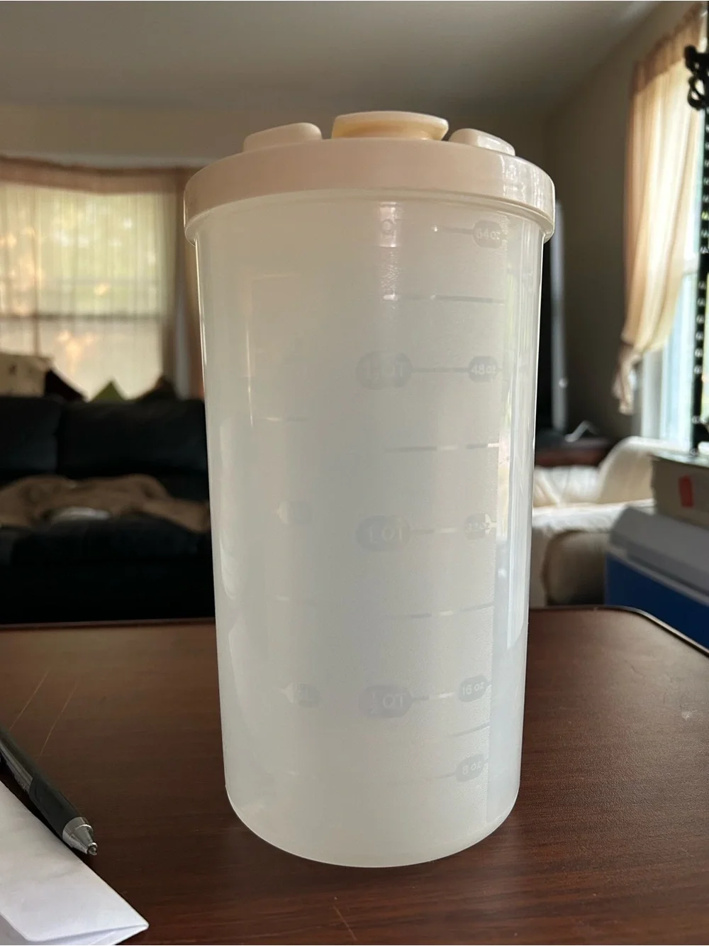 Vintage Rubbermaid Servin’ Saver 2 quart drink container with easy grip&flip top